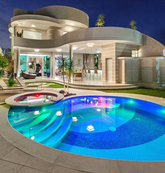 Custom-shaped curve pool